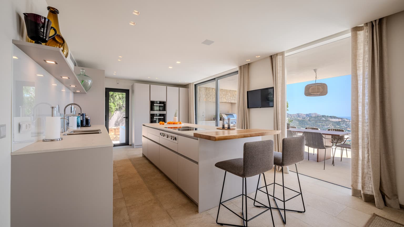 Renoverad Lyxvilla med Panoramautsikt över Hamnen - Gallery image 24