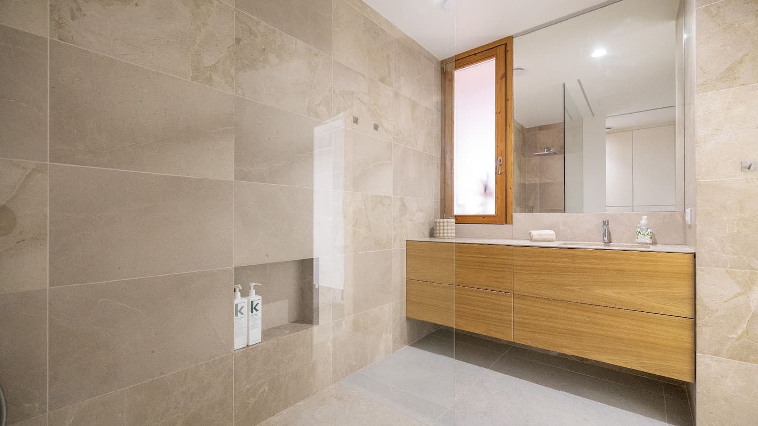 Ground floor Apartment With Large Private Patio - Gallery image 10