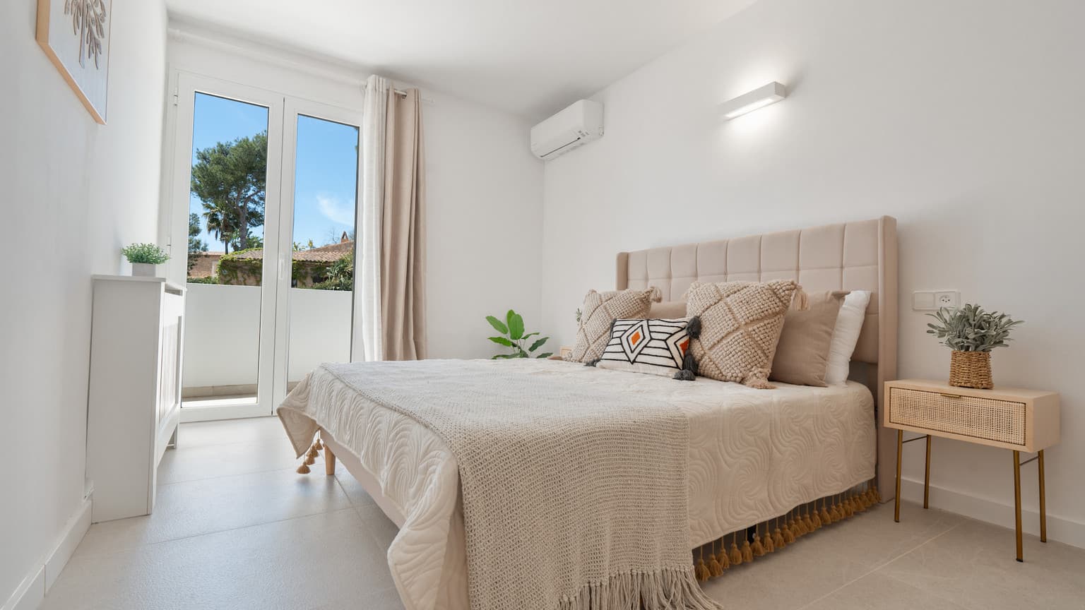 Modern Santa Ponsa Villa Four Beds Large Plot - Gallery image 21