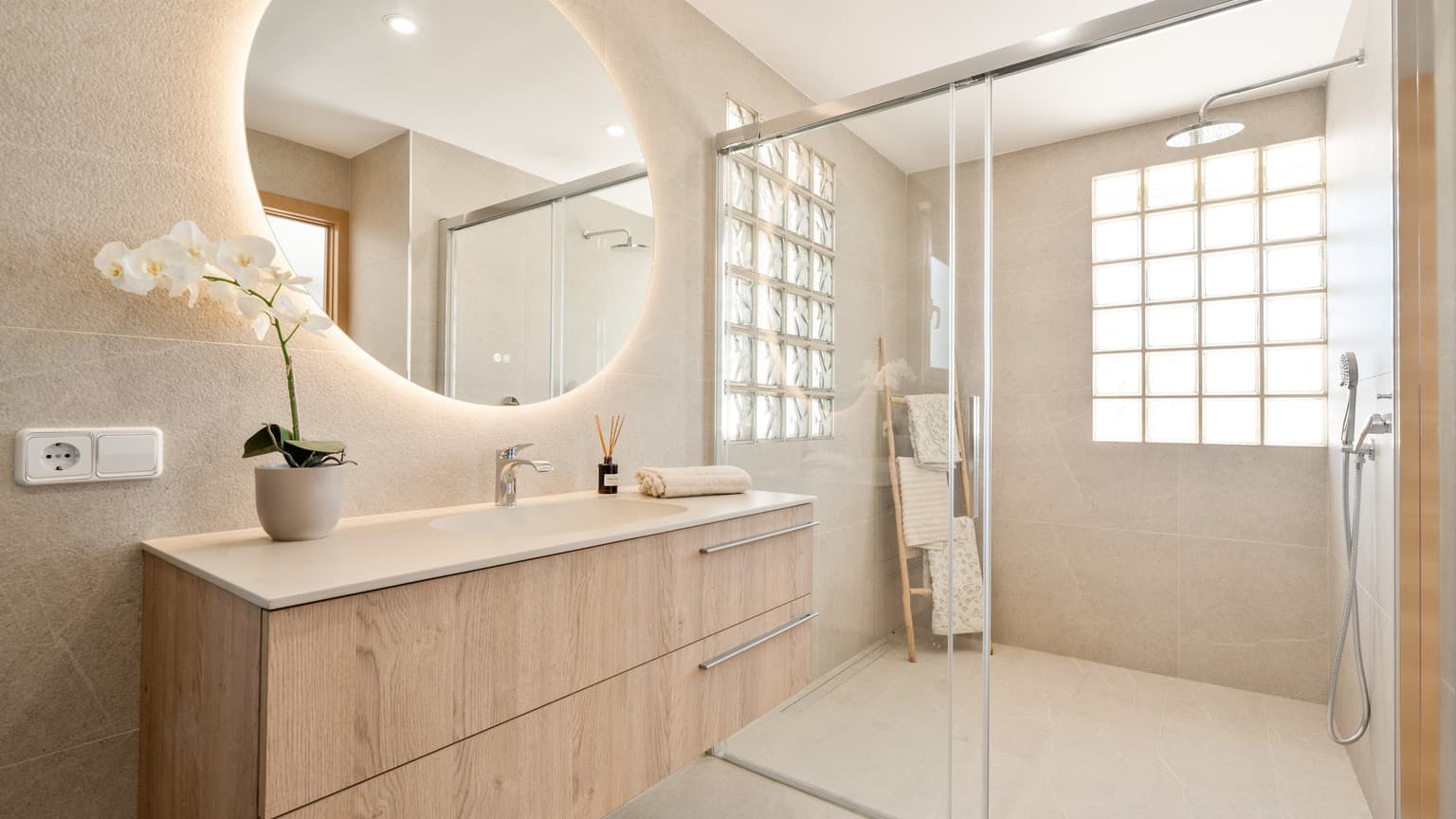 Modern Santa Ponsa Villa Four Beds Large Plot - Gallery image 30