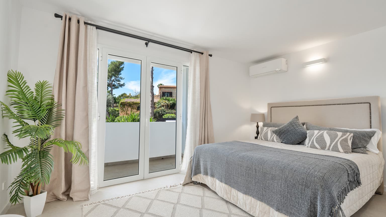 Modern Santa Ponsa Villa Four Beds Large Plot - Gallery image 19