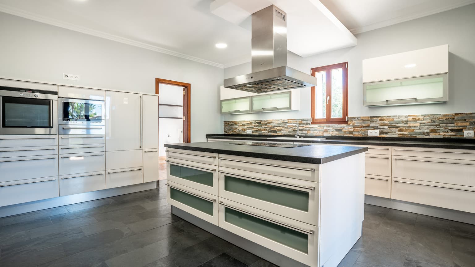 Modern Finca With Seven Bedrooms And Pool - Gallery image 6