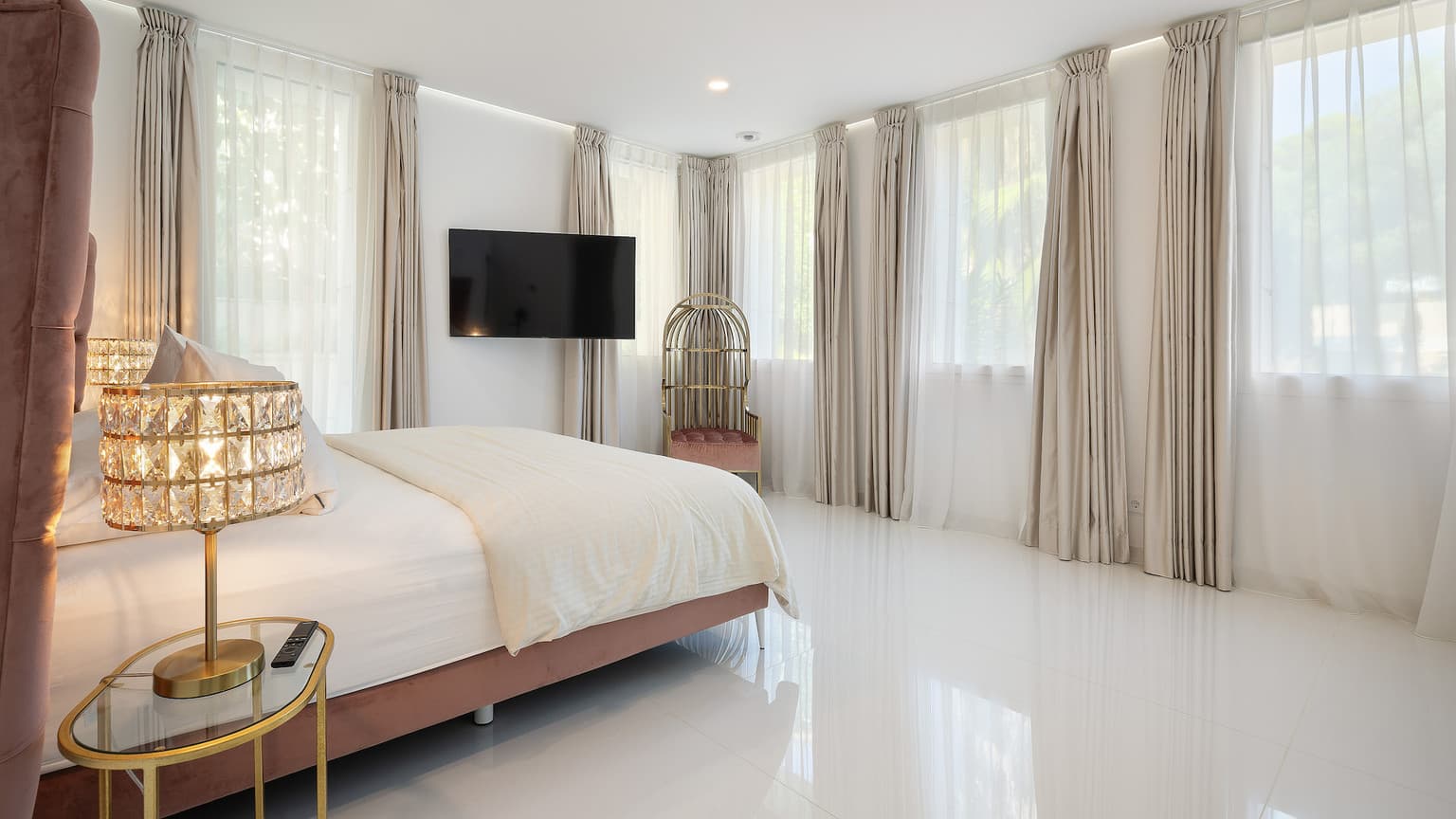 Neoclassical Designer Villa with Beautiful Garden - Gallery image 7