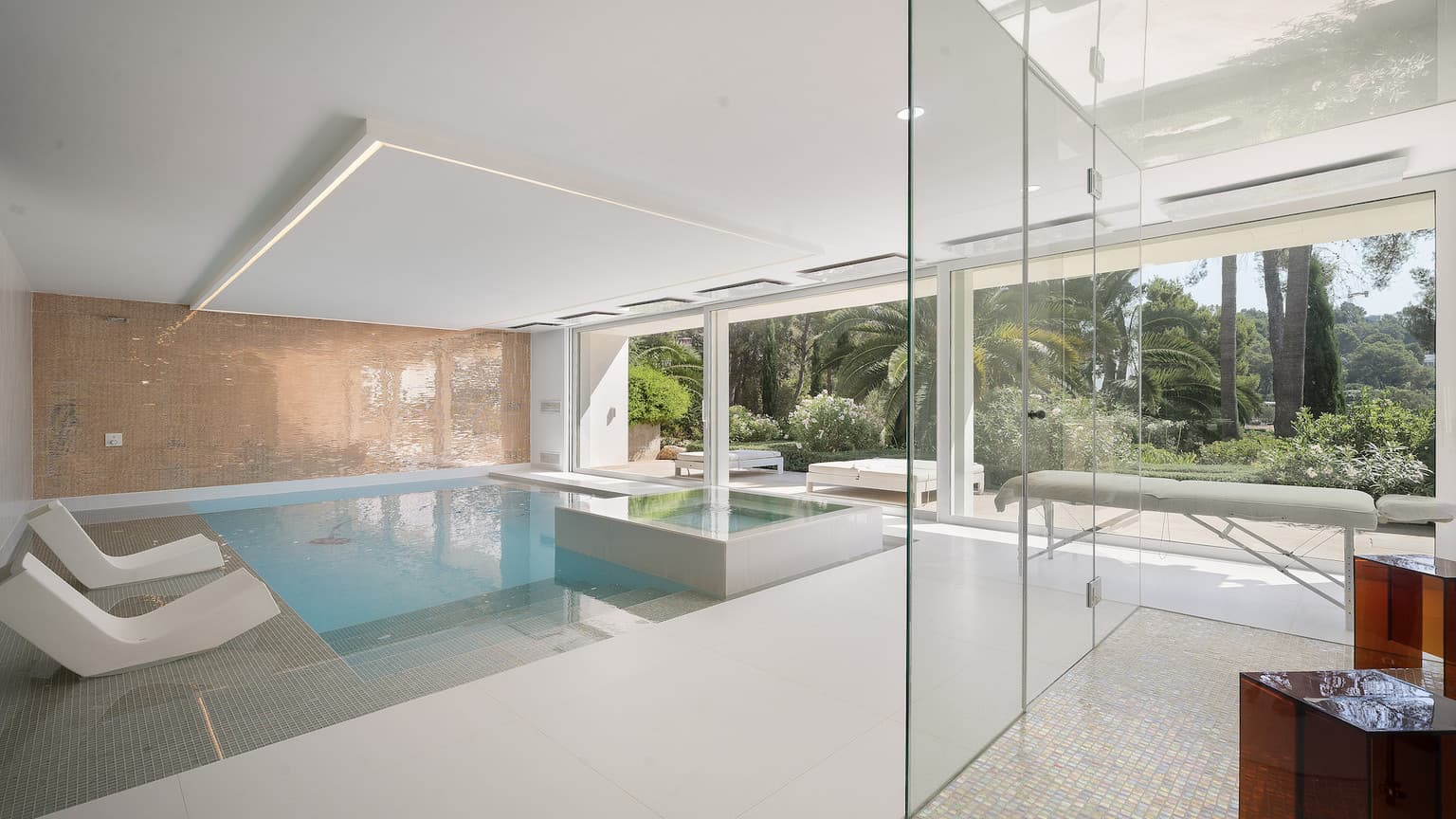 Neoclassical Designer Villa with Beautiful Garden - Gallery image 13