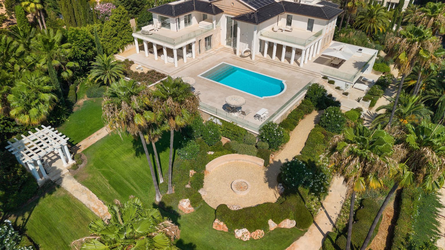 Neoclassical Designer Villa with Beautiful Garden - Gallery image 1
