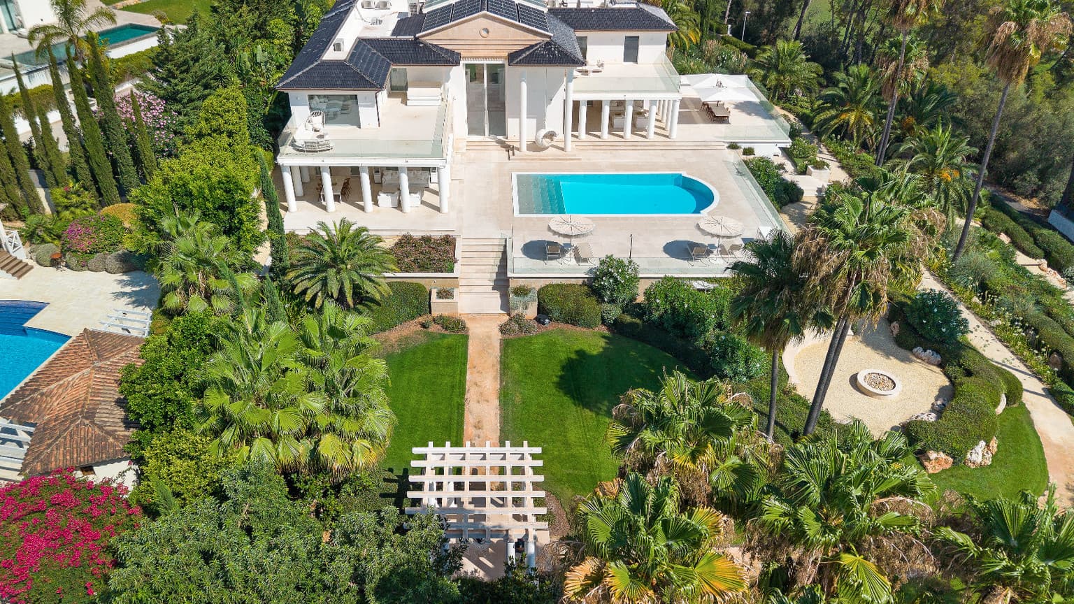 Neoclassical Designer Villa with Beautiful Garden - Gallery image 2