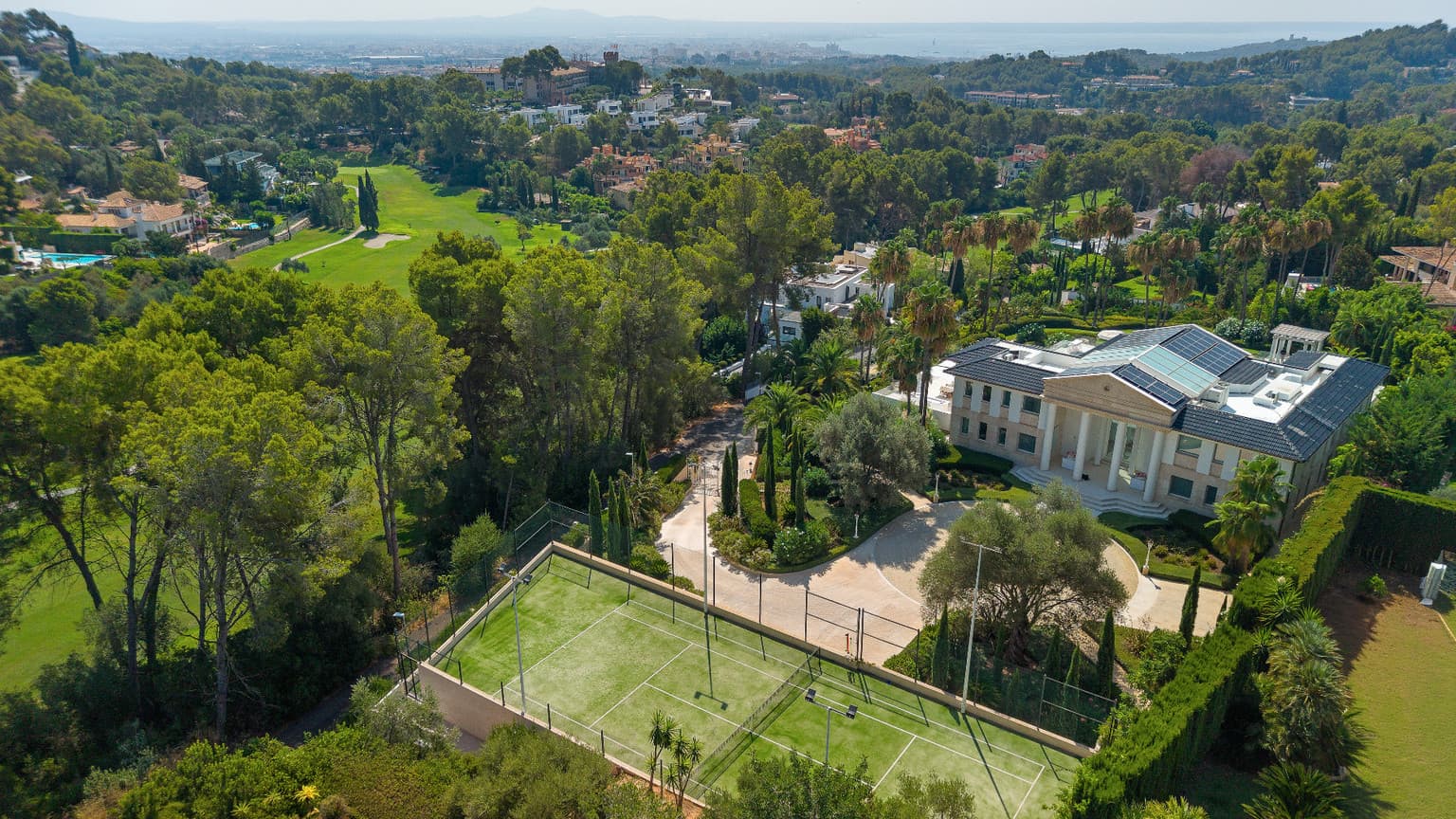 Neoclassical Designer Villa with Beautiful Garden - Gallery image 14