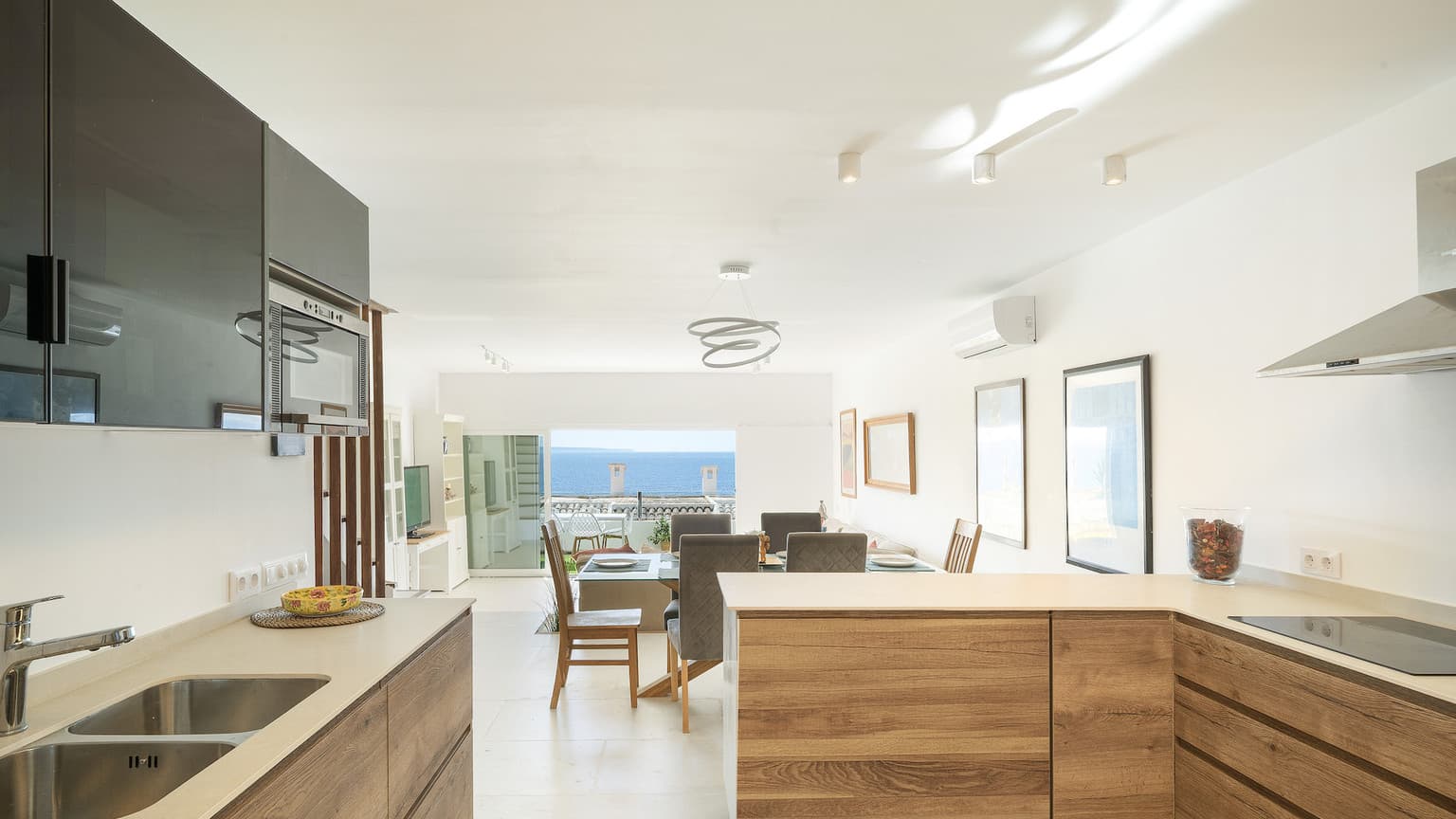 Direct Sea Access Townhouse for Long Term Rent - Gallery image 1