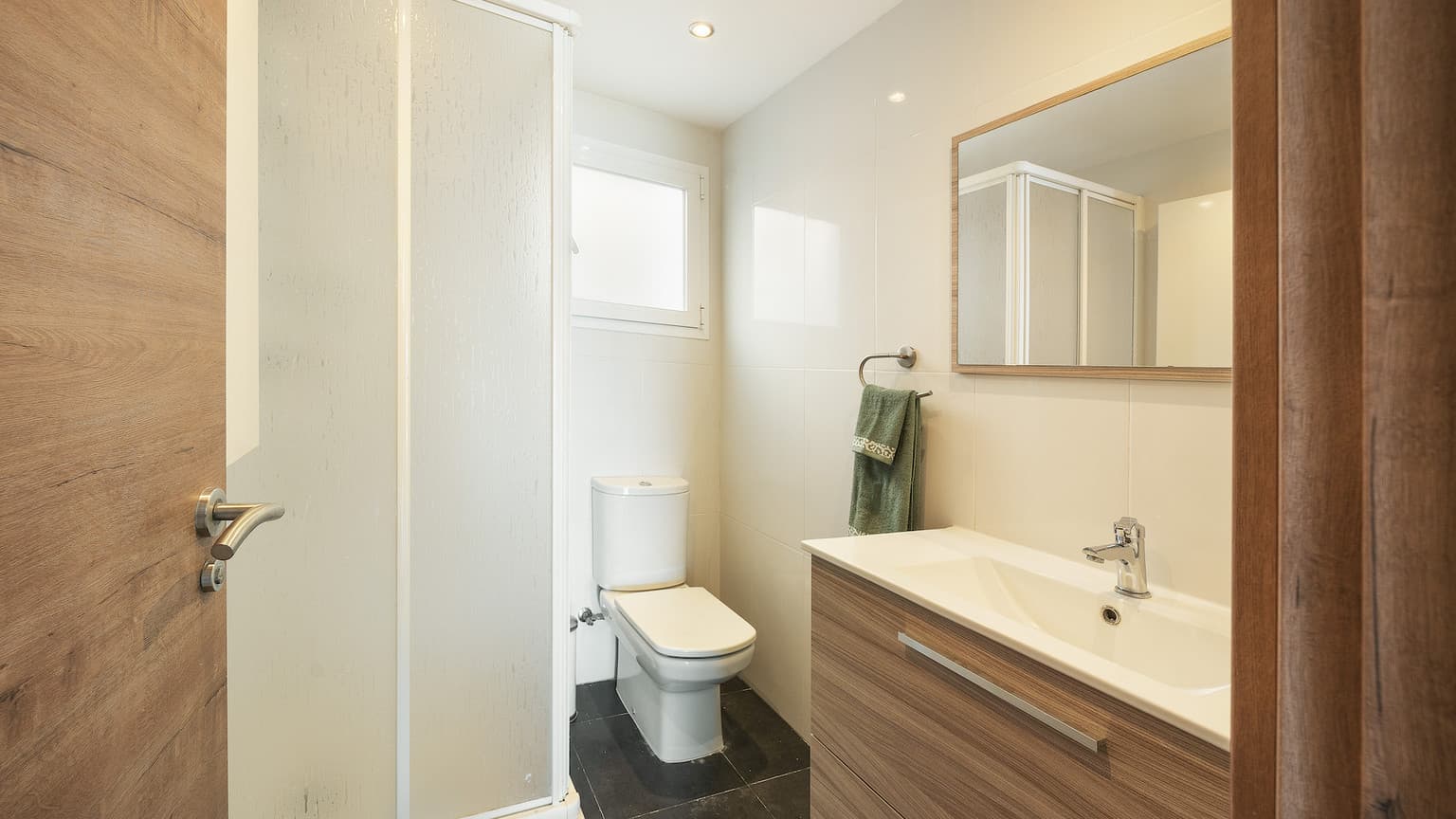 Direct Sea Access Townhouse for Long Term Rent - Gallery image 13