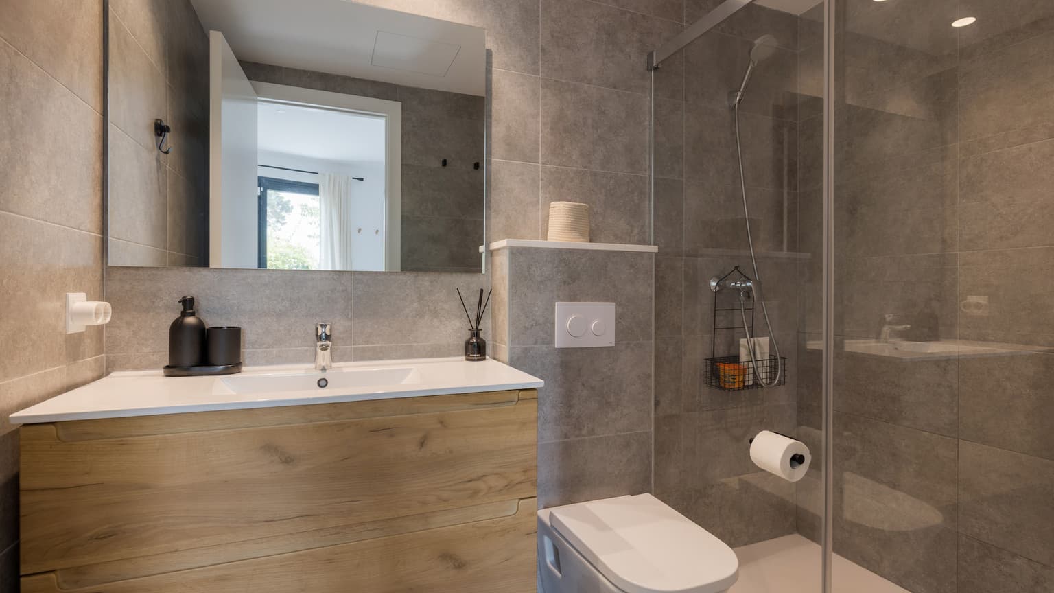 Modern Groundfloor Apartment with garden for rent in new complex, 3 minute walk from Beach - Gallery image 12