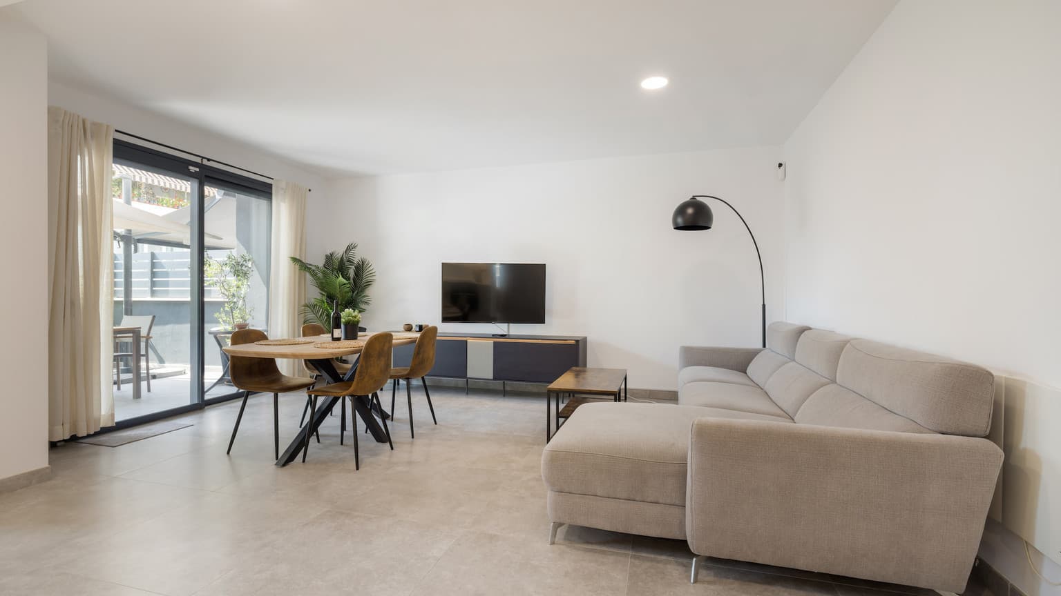 Modern Groundfloor Apartment with garden for rent in new complex, 3 minute walk from Beach - Gallery image 3