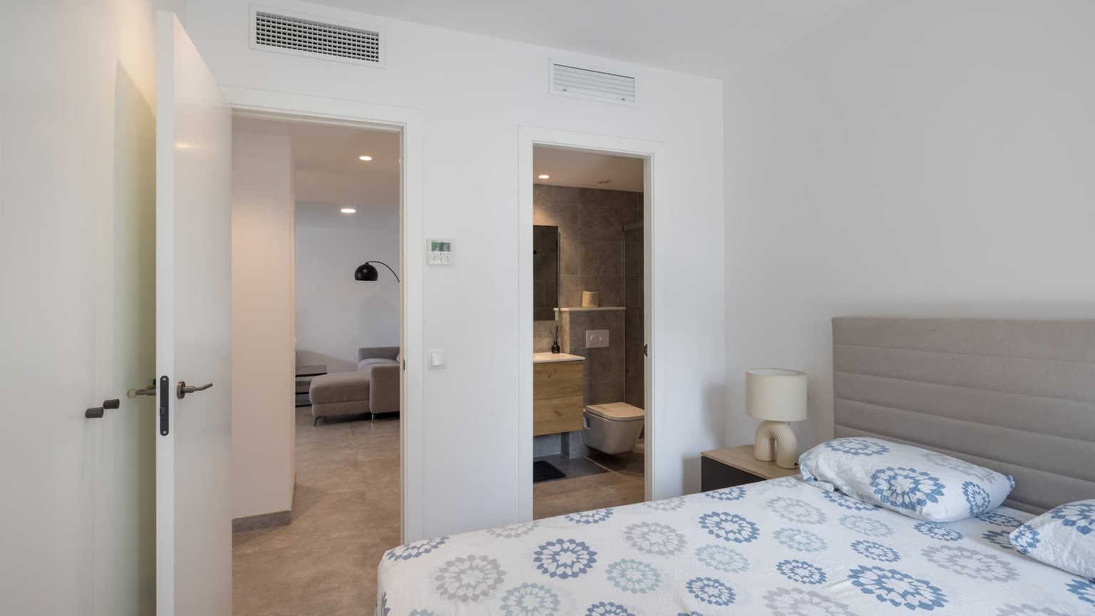 Modern Groundfloor Apartment with garden for rent in new complex, 3 minute walk from Beach - Gallery image 13