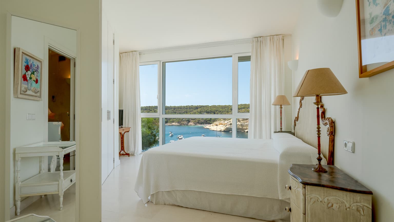 Seafront Villa with Marina & Sea Access in Sol de Mallorca - Gallery image 12