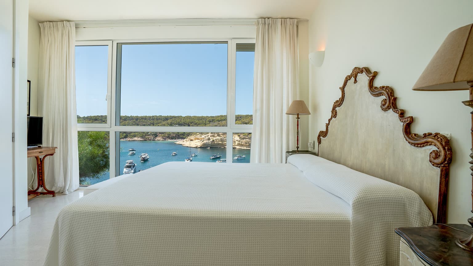 Seafront Villa with Marina & Sea Access in Sol de Mallorca - Gallery image 15