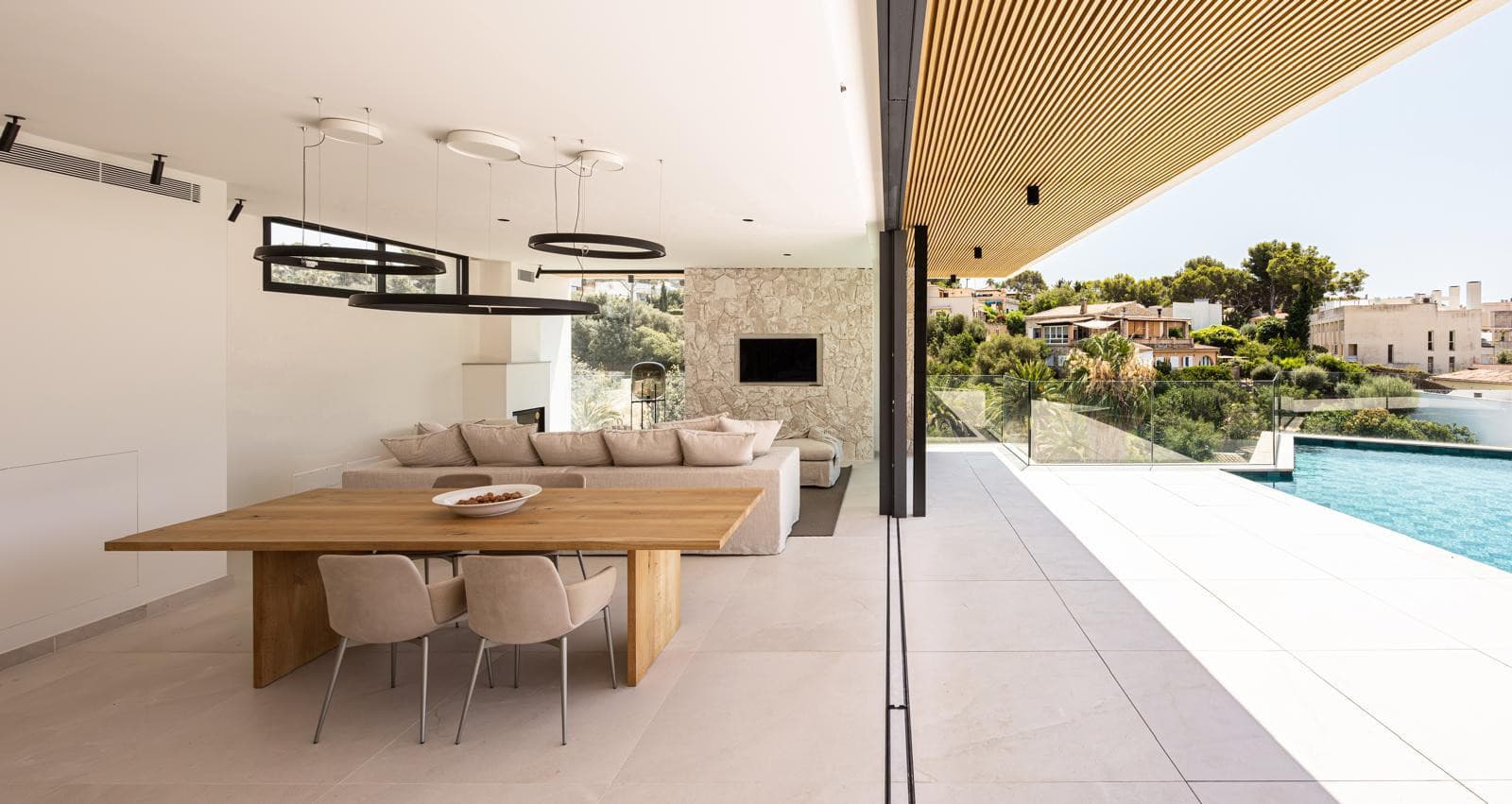 Exclusive Seafront 4-Bedroom Luxury Villa with Pool only 150m from the sea. - Gallery image 12