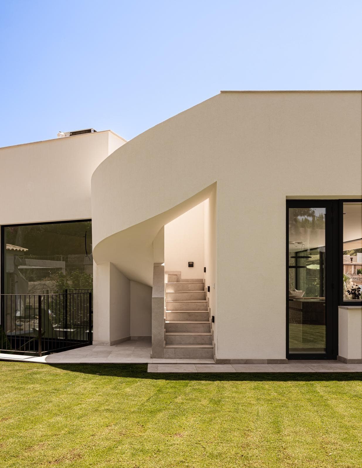 Exclusive Seafront 4-Bedroom Luxury Villa with Pool only 150m from the sea. - Gallery image 10