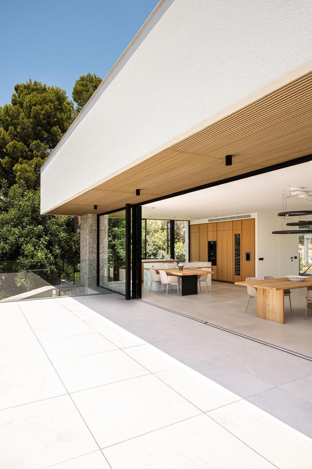 Exclusive Seafront 4-Bedroom Luxury Villa with Pool only 150m from the sea. - Gallery image 13