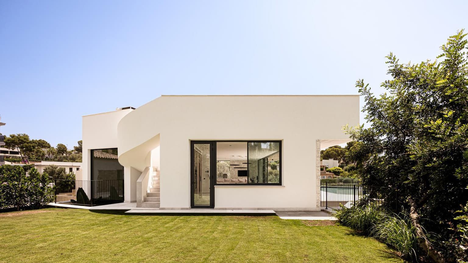 Exclusive Seafront 4-Bedroom Luxury Villa with Pool only 150m from the sea. - Gallery image 11
