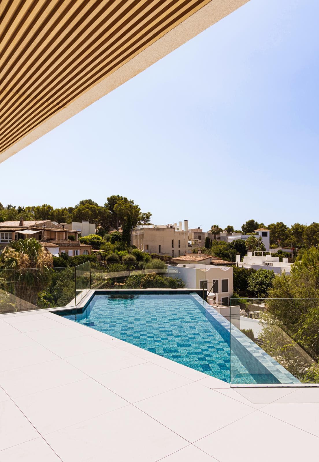Exclusive Seafront 4-Bedroom Luxury Villa with Pool only 150m from the sea. - Gallery image 16