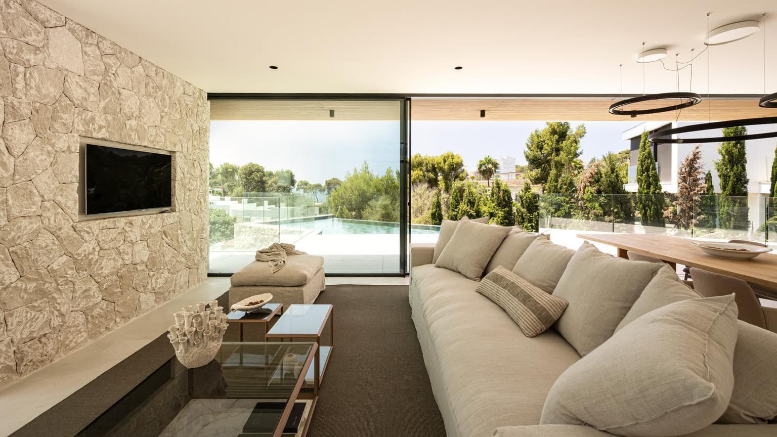 Exclusive Seafront 4-Bedroom Luxury Villa with Pool only 150m from the sea. - Gallery image 14