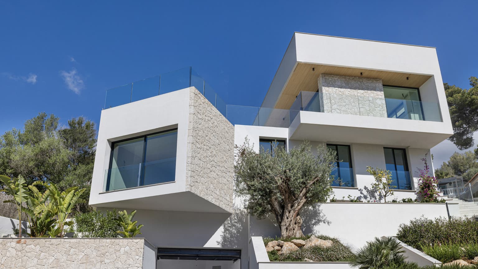 Exclusive Seafront 4-Bedroom Luxury Villa with Pool only 150m from the sea. - Gallery image 1