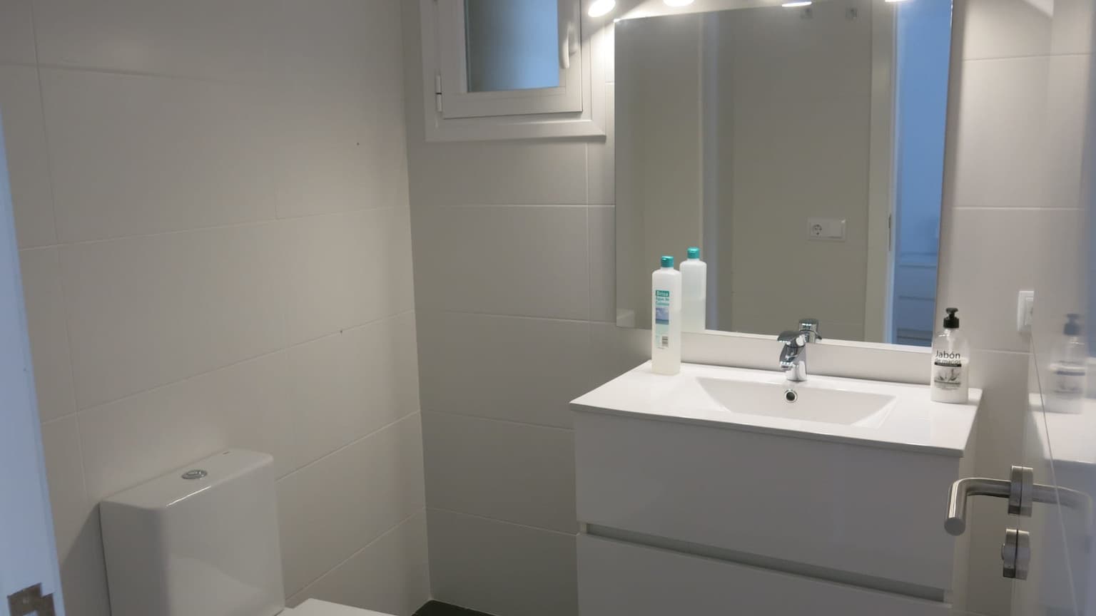 For Monthly or longterm rent Townhouse with direct Sea Access - Gallery image 17