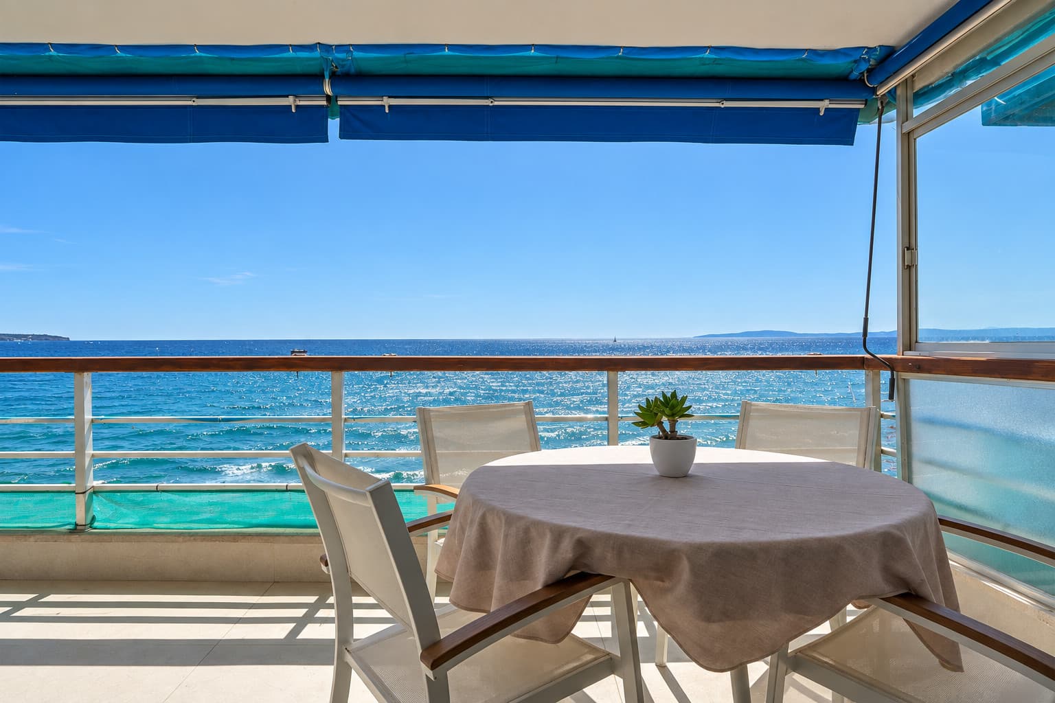 Seafront Apartment in El Arenal - Gallery image 1