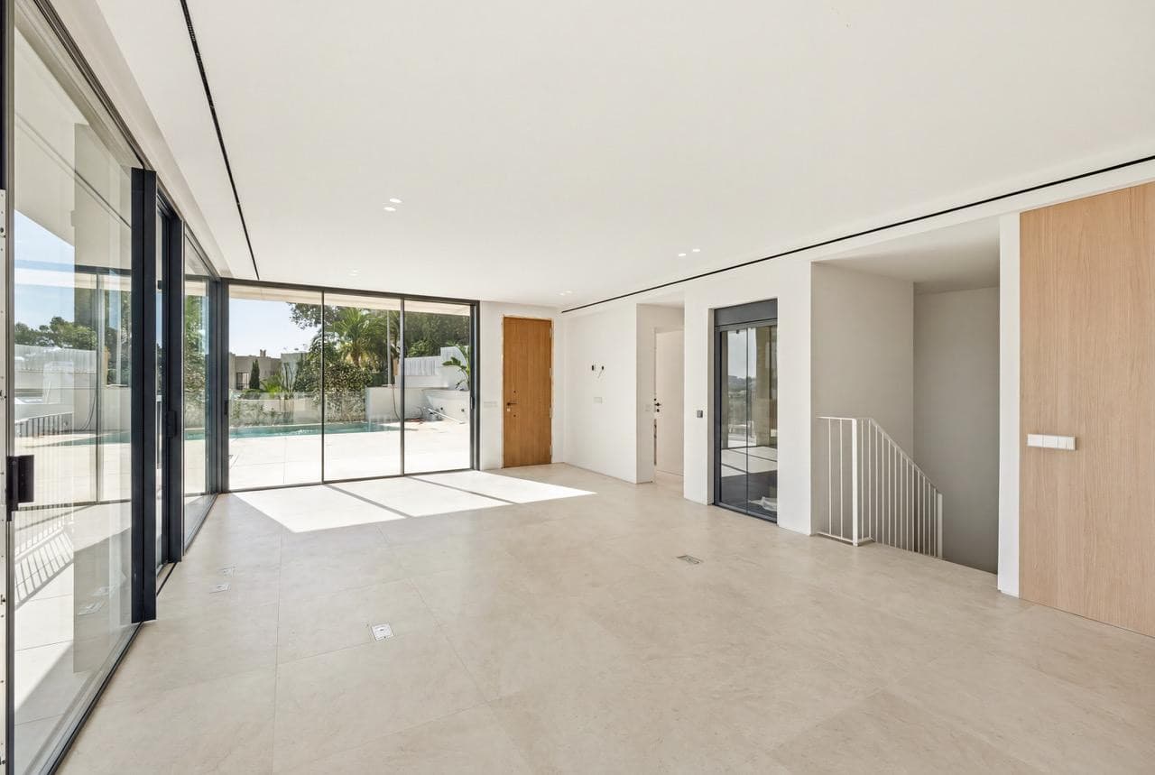 Luxury Modern 5-Bed Villa with Sea Views and Pool House Nr. 2 - Gallery image 12