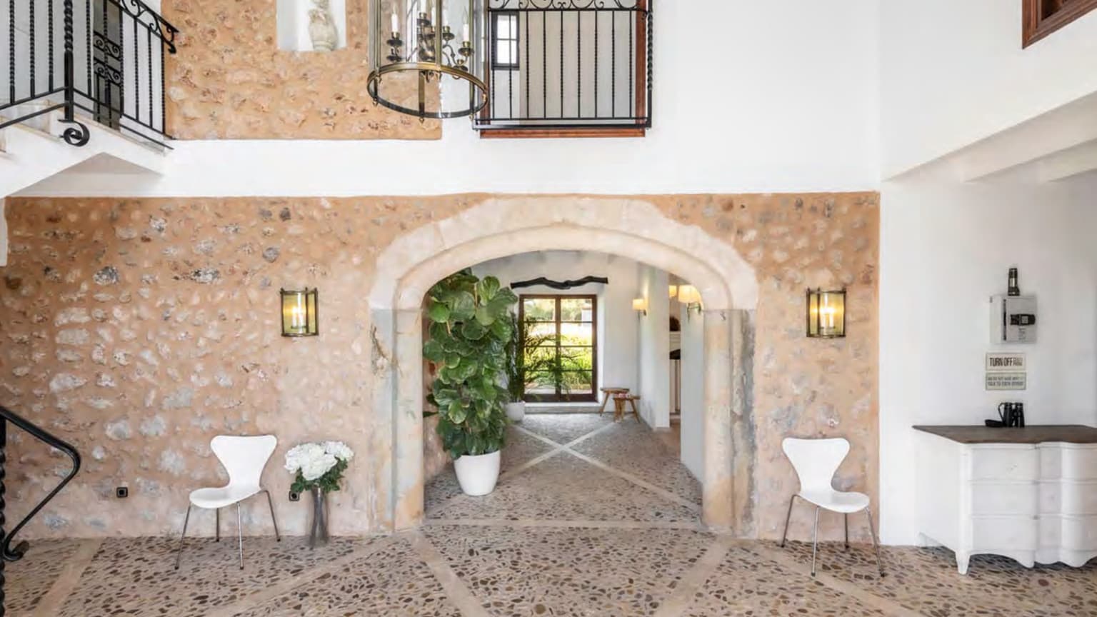 Historic Country Estate with Guest House and 20-Metre Pool in Santa María - Gallery image 3