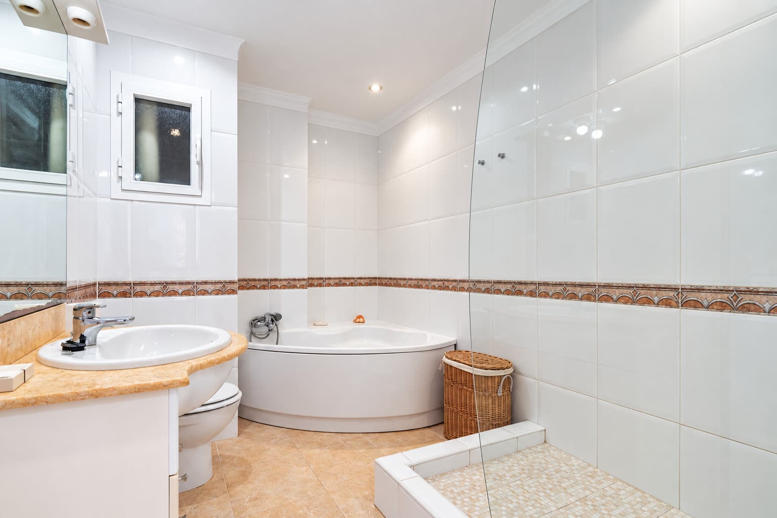 First Sealine Apartment with breathtaking Seaview, sea and beach acces overlooking Port Adriano - Gallery image 10