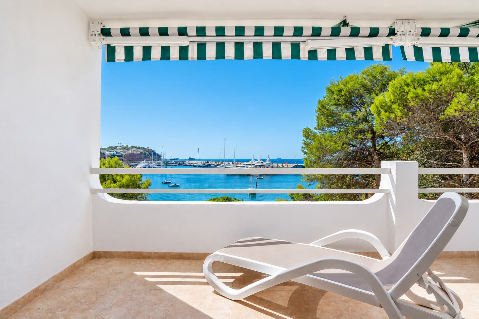 First Sealine Apartment with breathtaking Seaview, sea and beach acces overlooking Port Adriano - Gallery image 2