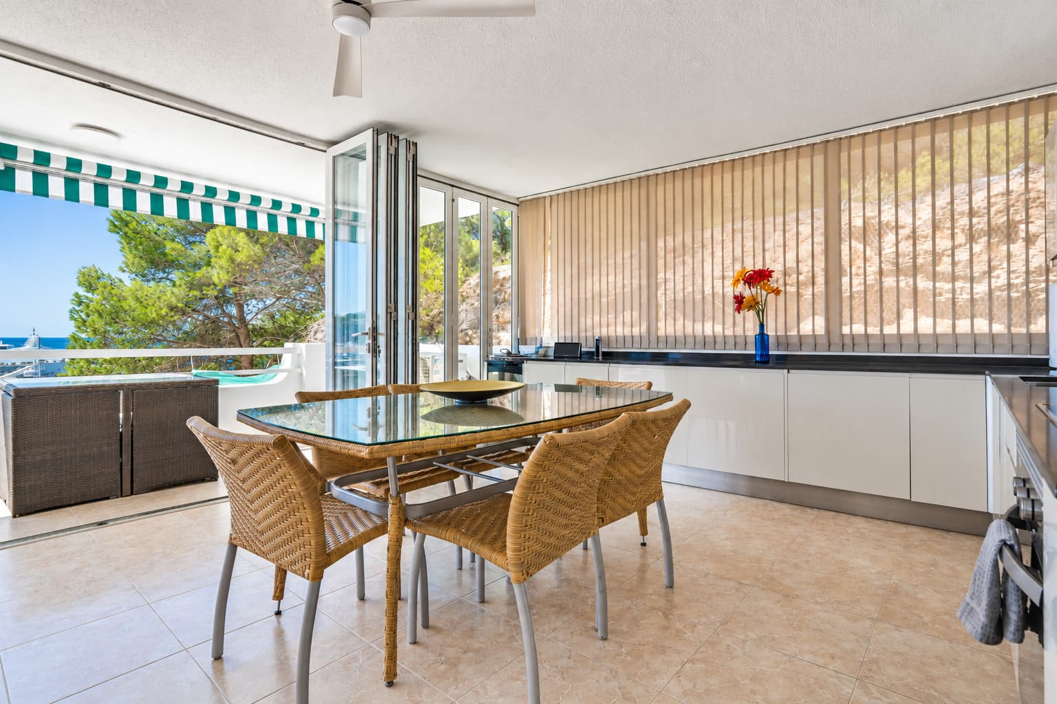 First Sealine Apartment with breathtaking Seaview, sea and beach acces overlooking Port Adriano - Gallery image 7