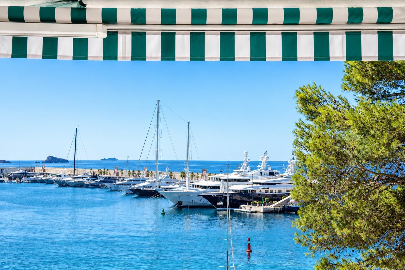 First Sealine Apartment with breathtaking Seaview, sea and beach acces overlooking Port Adriano - Gallery image 17