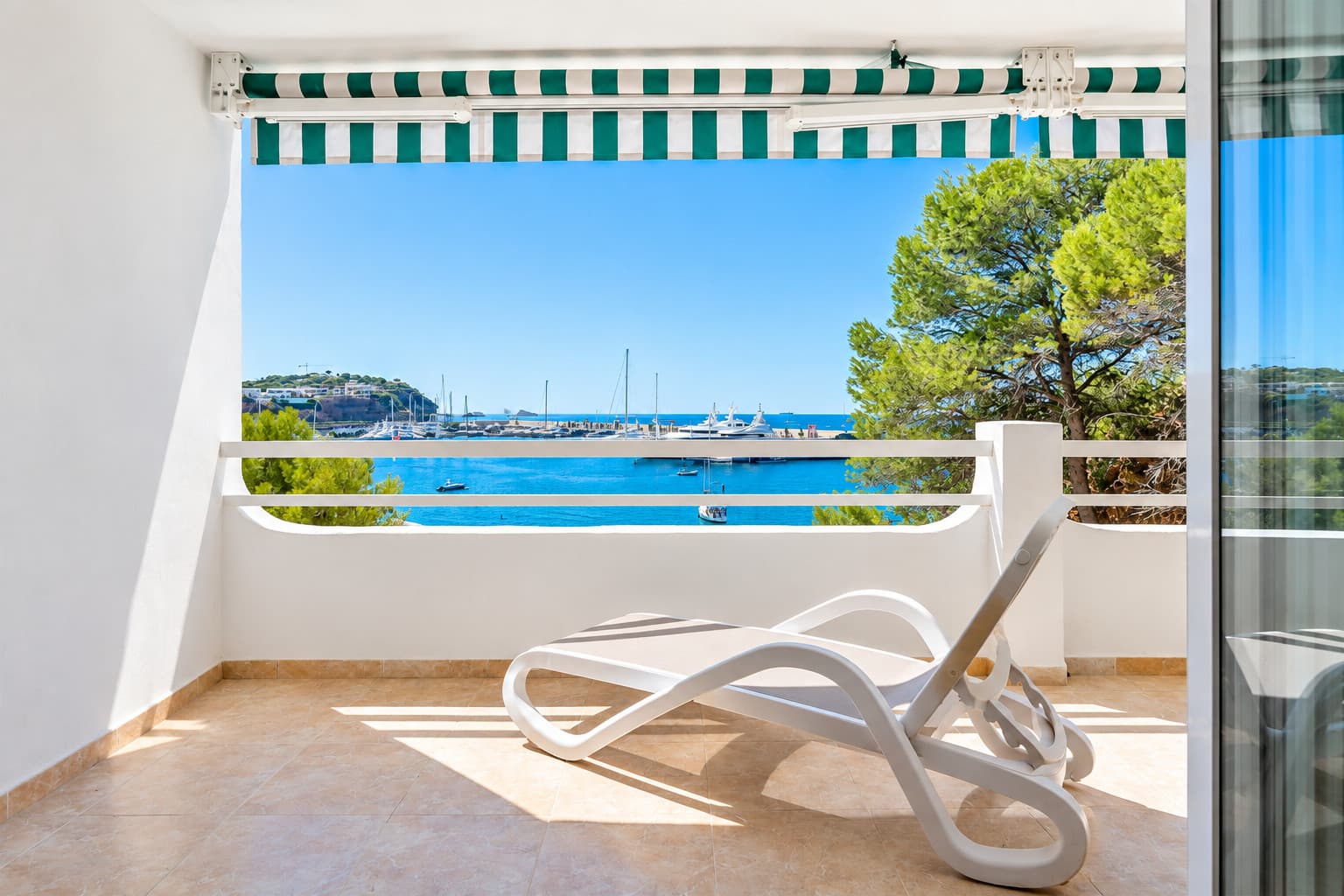 First Sealine Apartment with breathtaking Seaview, sea and beach acces overlooking Port Adriano - Gallery image 8