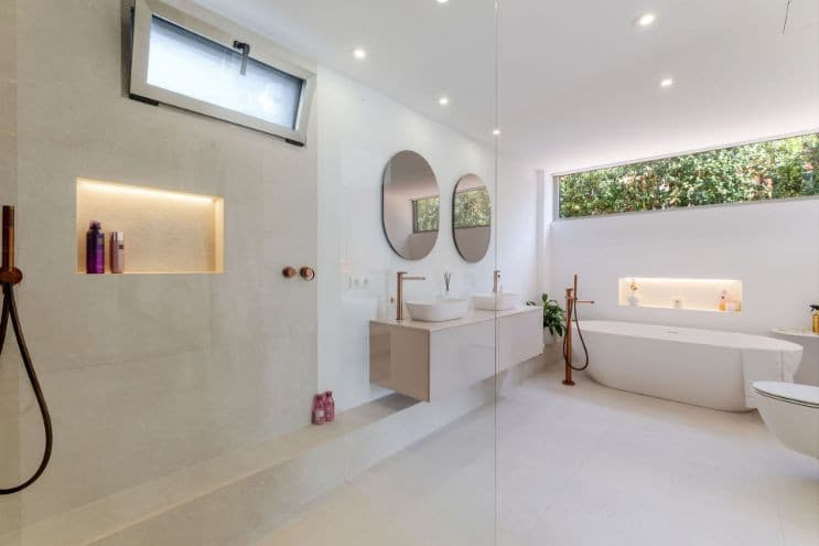Recently reformed Villa for sale in Camp de Mar - Gallery image 10