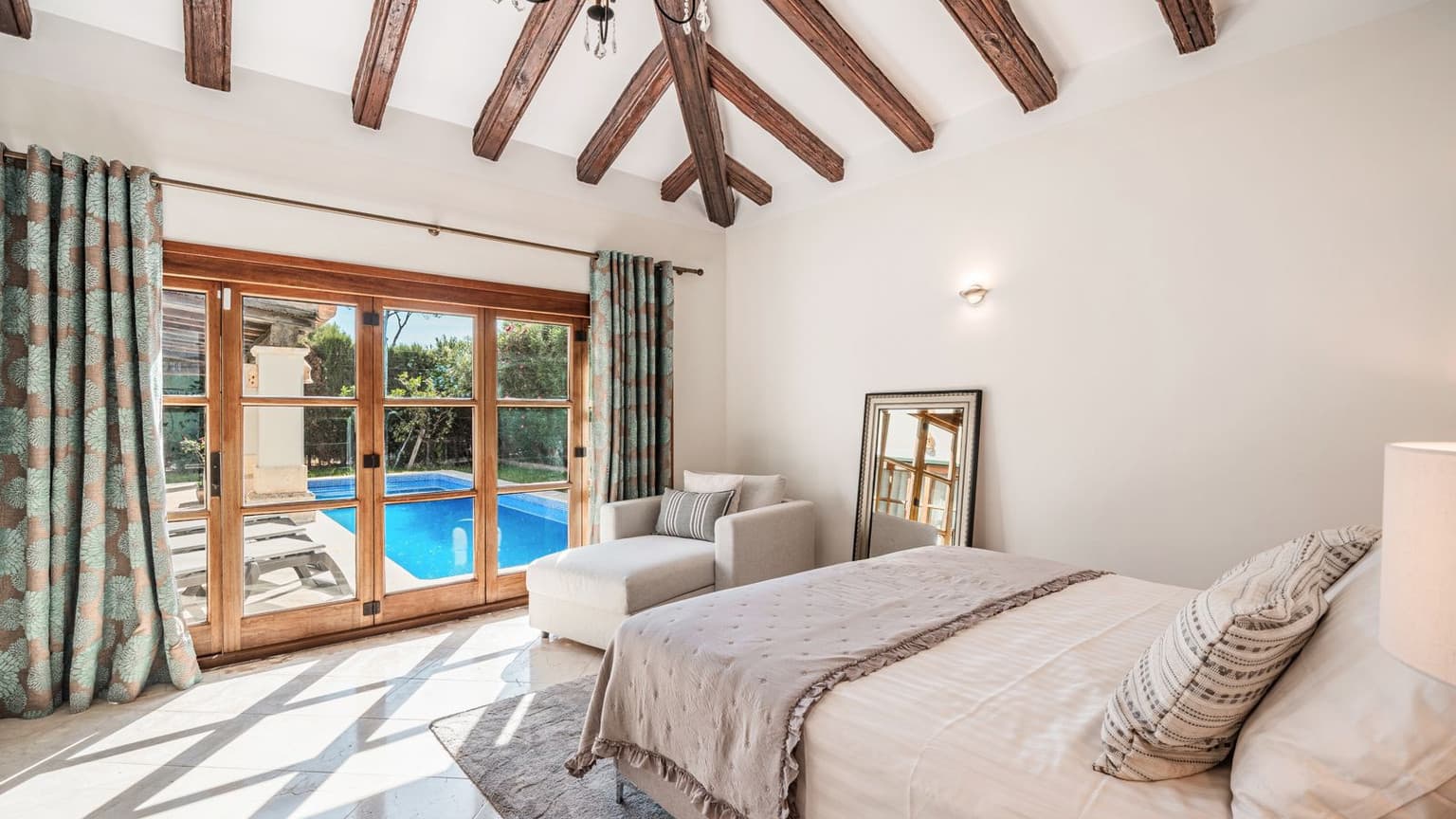 Spacious 4-Bed Villa in Santa Ponsa with Pool - Gallery image 3
