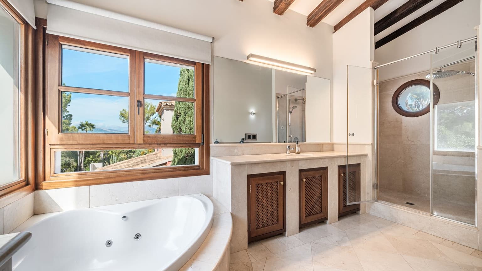 Spacious 4-Bed Villa in Santa Ponsa with Pool - Gallery image 8