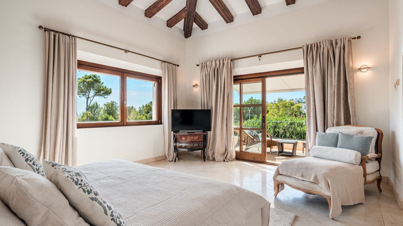Spacious 4-Bed Villa in Santa Ponsa with Pool - Gallery image 9