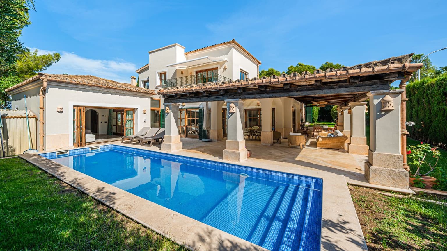 Spacious 4-Bed Villa in Santa Ponsa with Pool - Gallery image 2